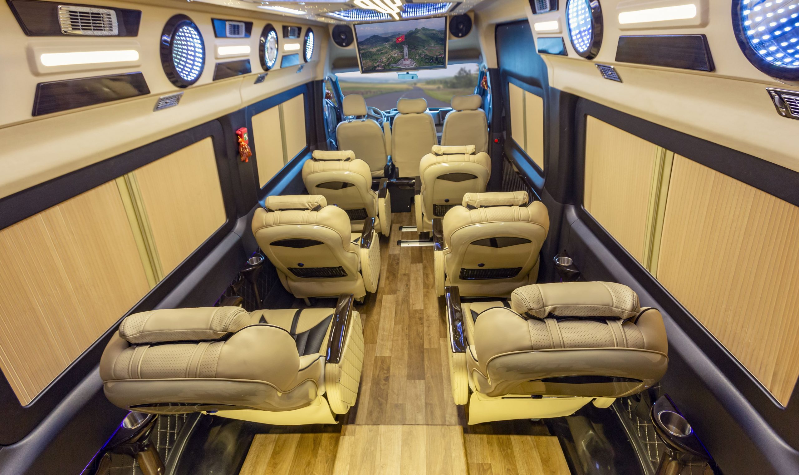 nhà xe limousine 11 chỗ - Hình 2